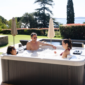 Spa acrylique rectangulaire 3 places 210 x 158 x 75 cm Spa acrylique rectangulaire 3 places 210 x 158 x 75 cm