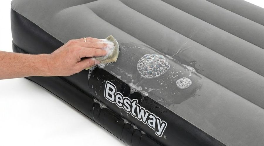 Nettoyage Matelas gonflable eau savonneuse