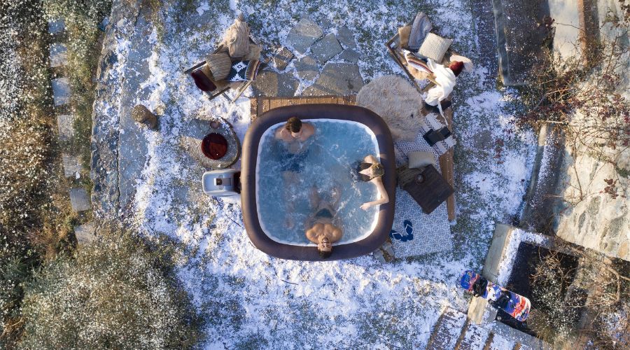 Spa gonflable dans un jardin d'hiver