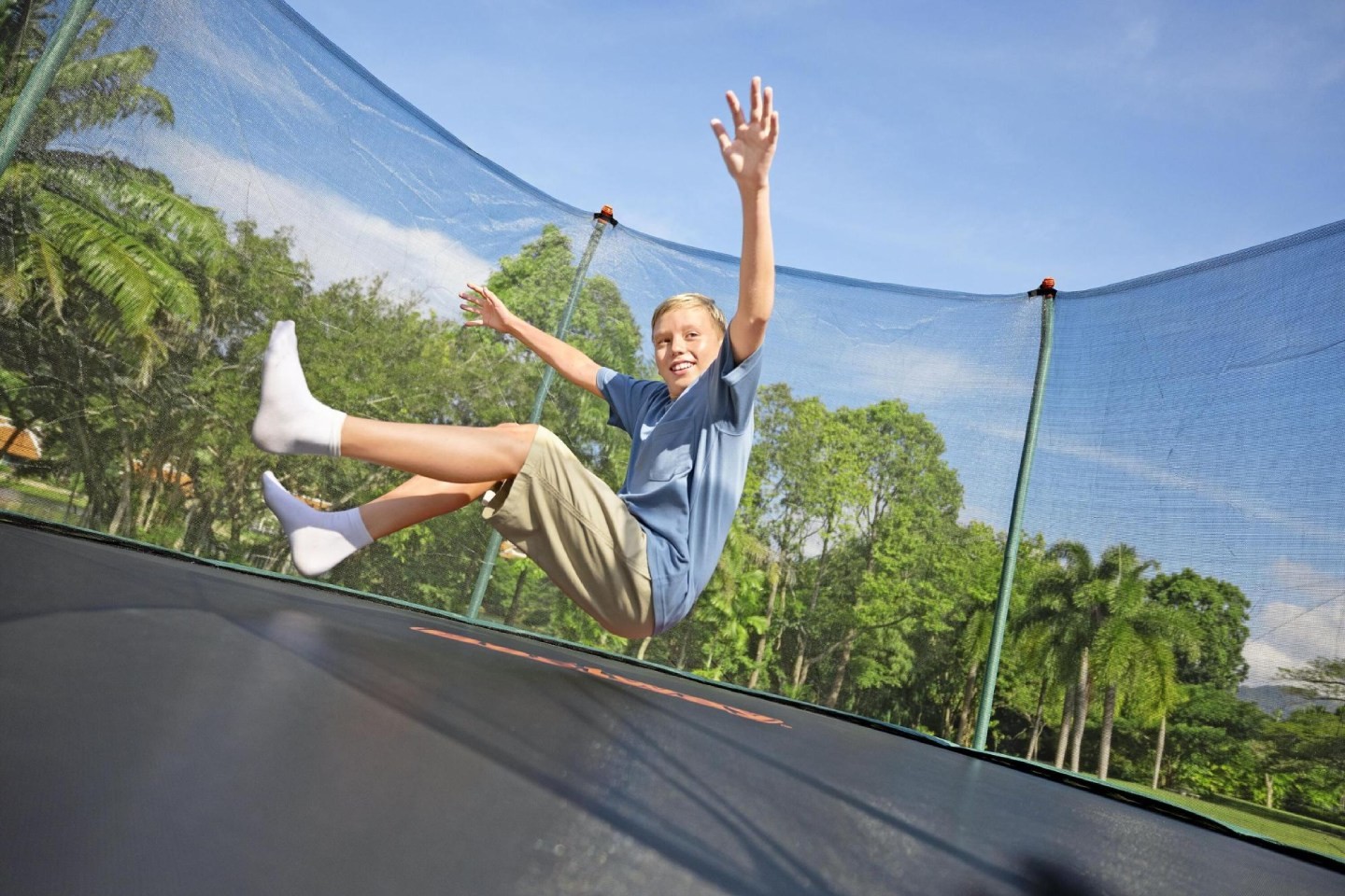Jeu d'extérieur et trampoline