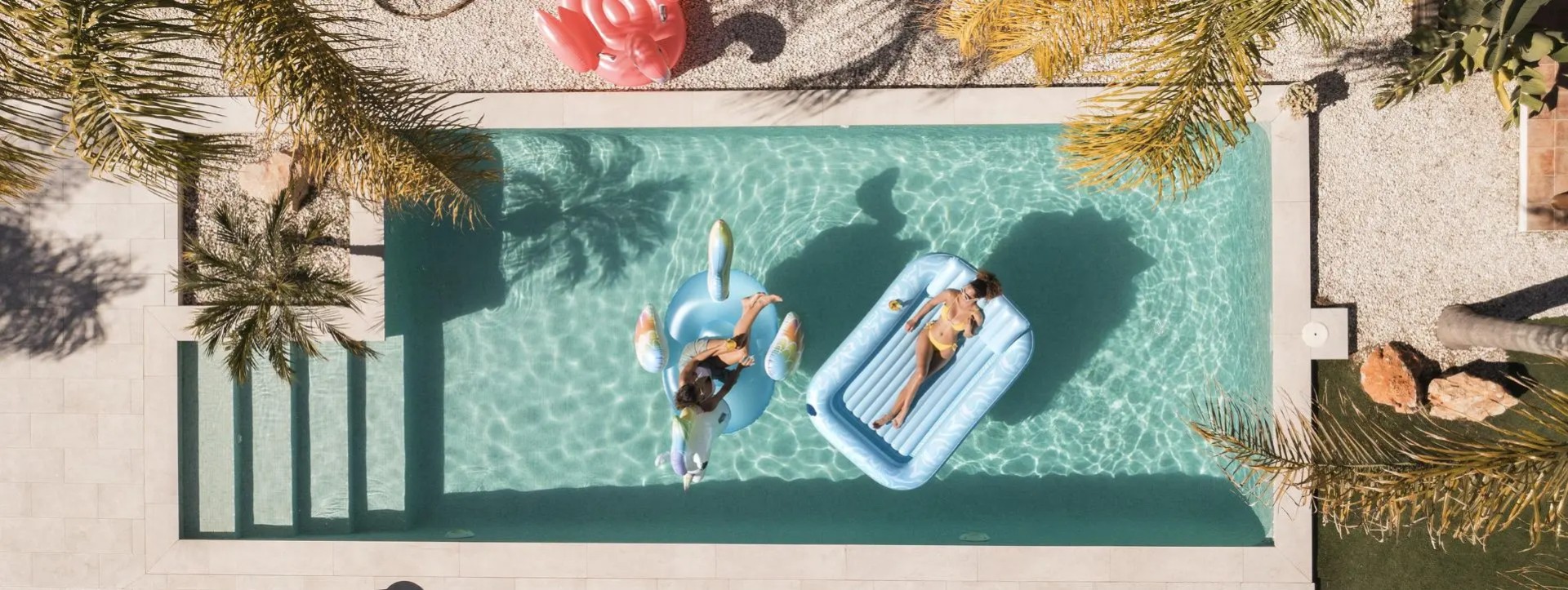 Les accessoires essentiels pour profiter pleinement de sa piscine en été