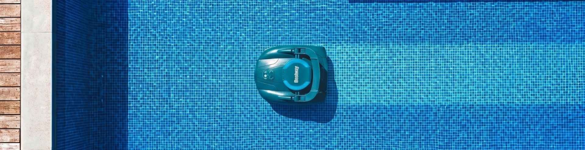 Piscine sale : robot ou traitement, par quoi commencer ?