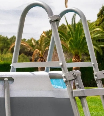 Les échelles pour piscines hors-sol : ce qu’il faut savoir avant d’acheter