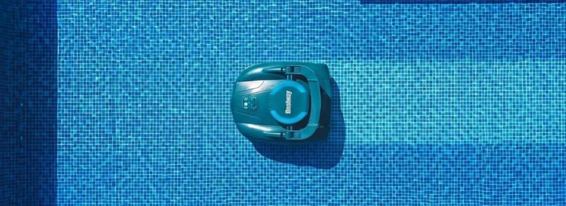Piscine sale : robot ou traitement, par quoi commencer ?