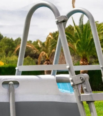 Comment assembler son échelle de piscine hors sol ?
